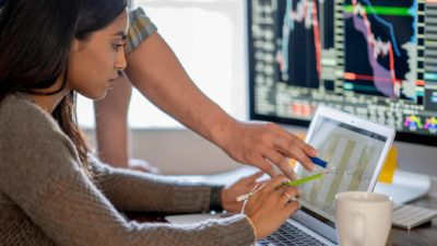 guy helping girl invest in shares and dividends